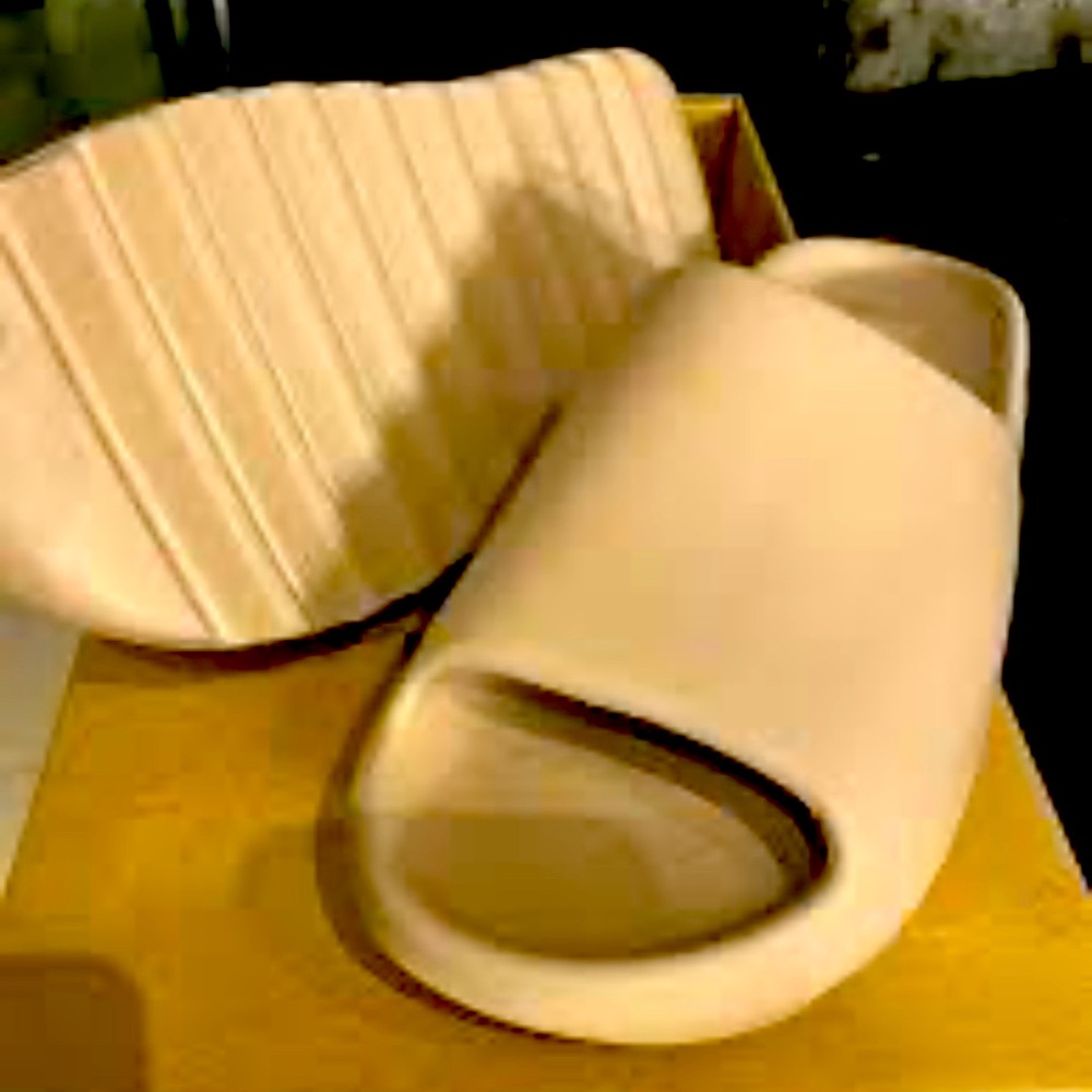 Used Women’s Yeezy slides, size 7